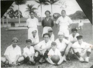 Foto donde aparecen Goyo Morales, Butch Muñoz y Chale Silva campeones de la Liga de Ascenso en 1931 con el Hispano Atlético
