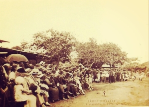 Aficionados presenciando un juego de fútbol en la Plaza de Barrio México, San José 1922. En el público el ex Presidente de la República Julio Acosta